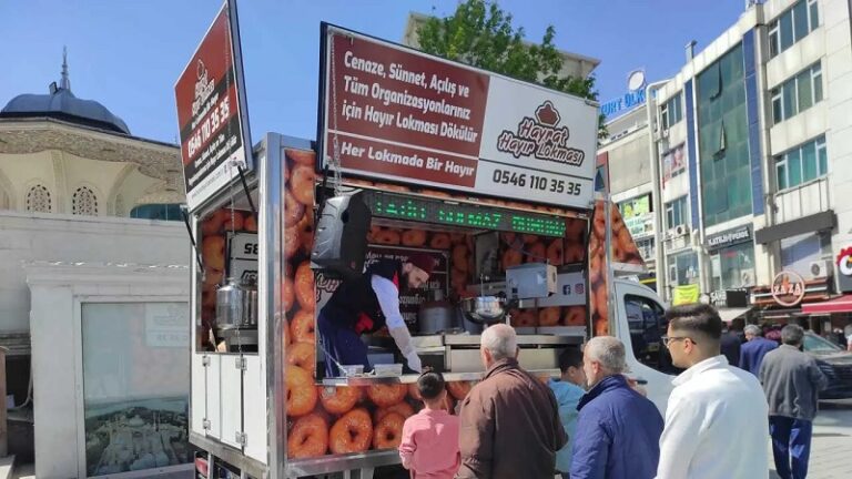 İstanbul’da Hayır Lokması Etkinliklerine Gelenek Yaşıyor