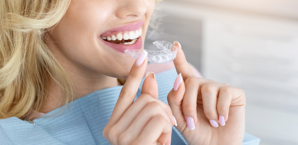 Invisalign Tedavisi: 2026’da Modern Ortodontide Şeffaf Hizalayıcıların Kapsamlı Rehberi